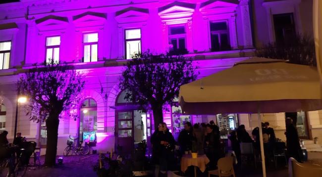 A Bácskai Kultúrpalota fényfestése a Koraszülöttek világnapja alkalmából